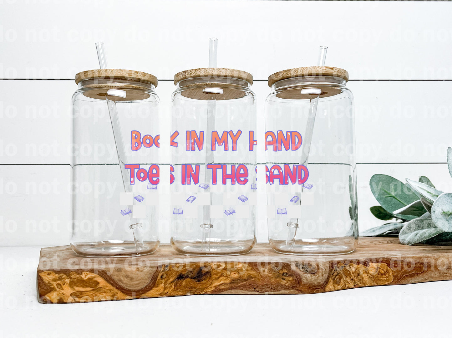 Libro en mi mano Dedos de los pies en la arena