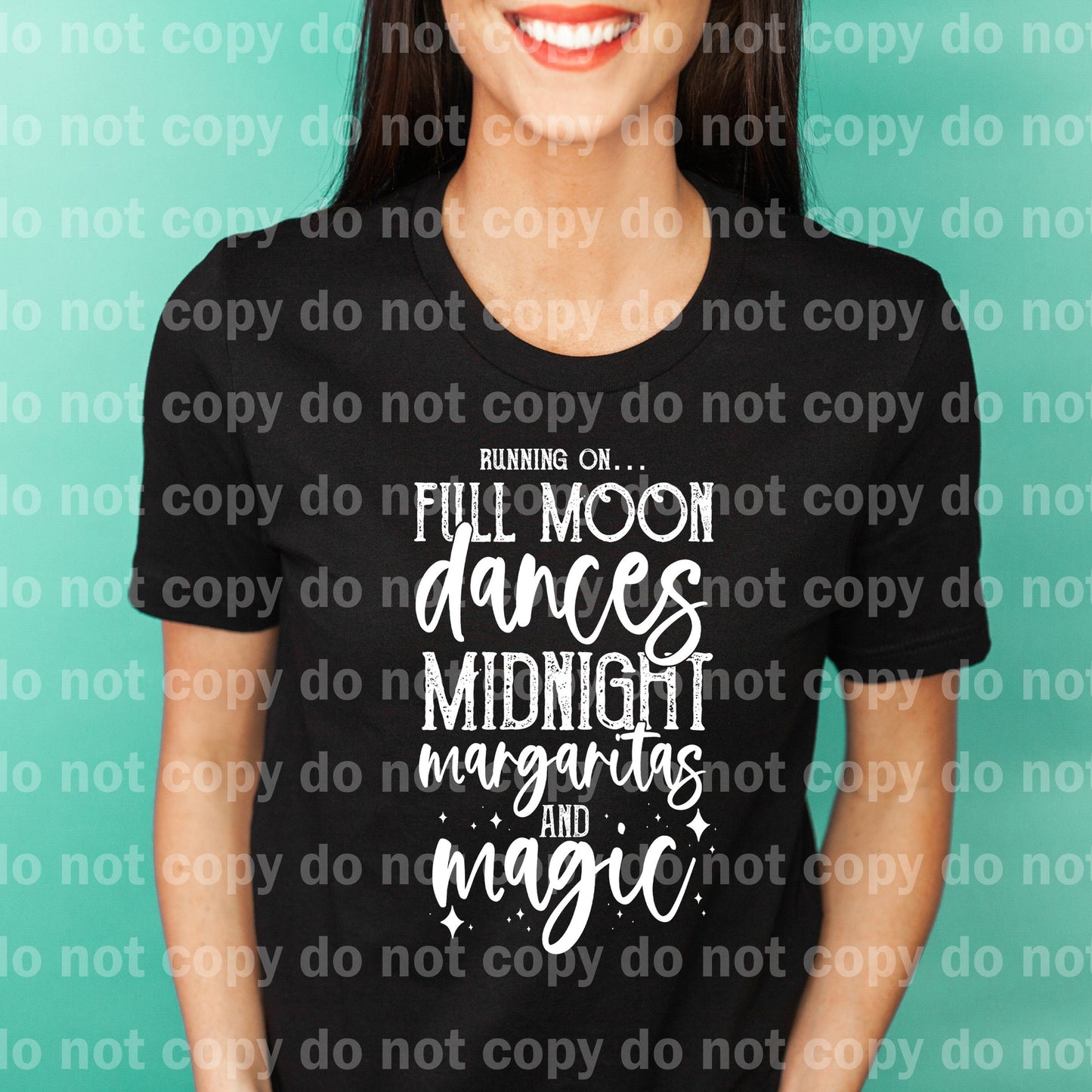 Corriendo en luna llena baila Margaritas de medianoche y magia Impresión de sueños en blanco/negro o impresión de sublimación