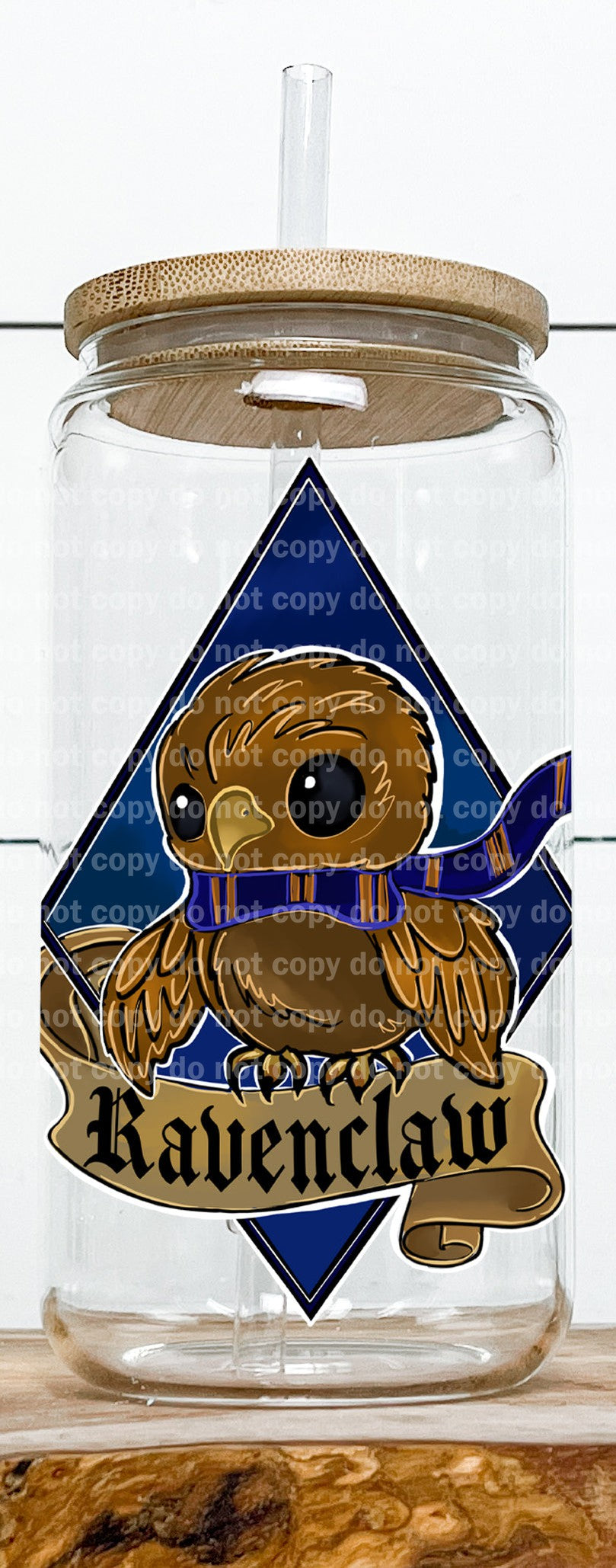 Águila bebé cuervo