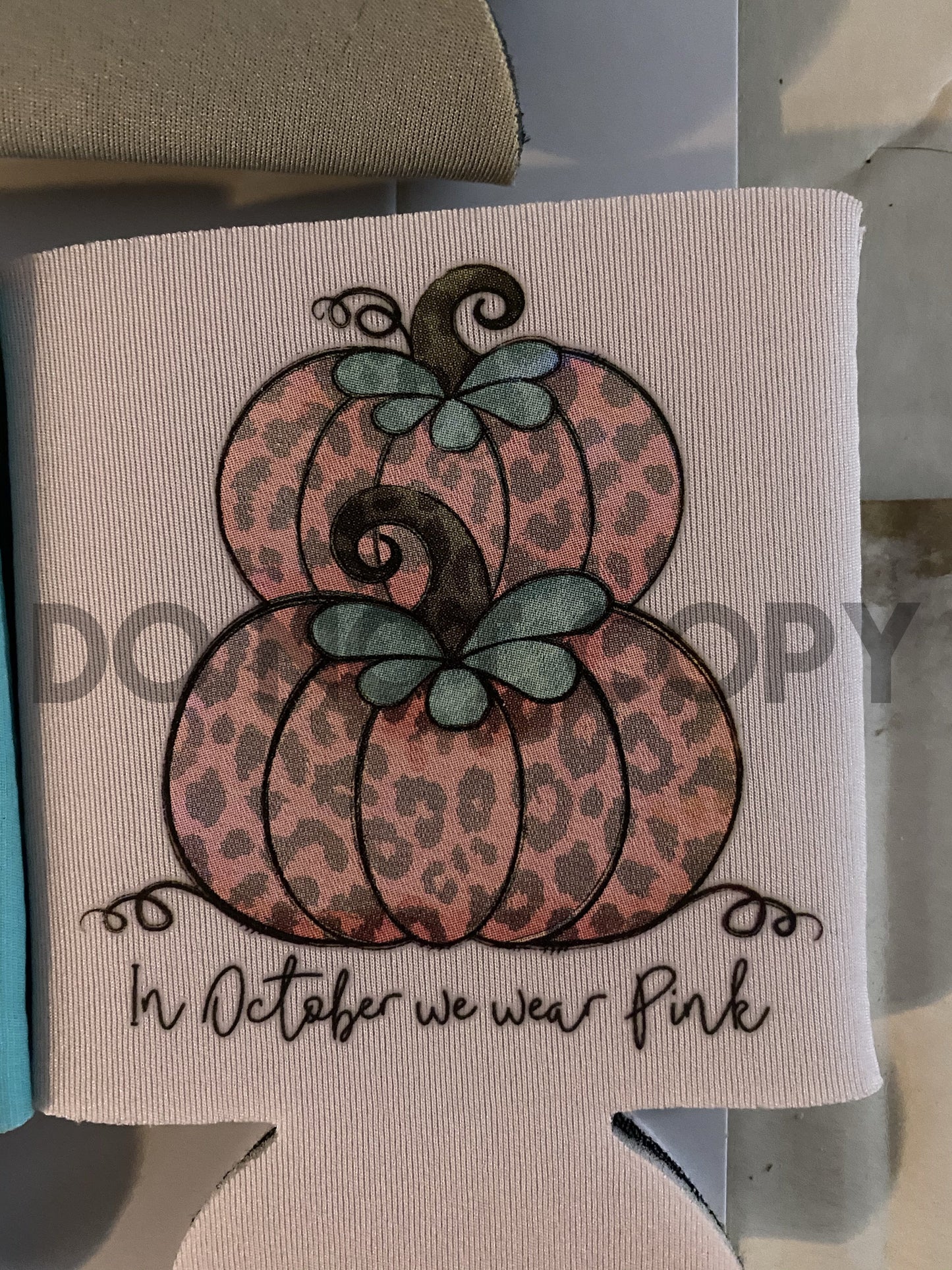 En octubre usamos Pink Pumpkins leopardo Adulto Joven Bebé Coozie Calor bajo Transferencia de serigrafía a todo color