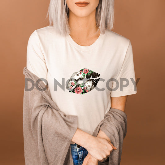 Estampado por sublimación de labios de piel de vaca y flores.