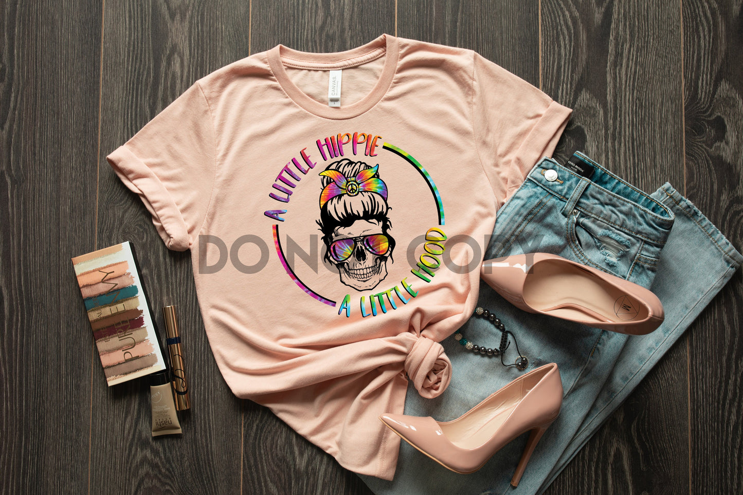 Un pequeño hippie, una pequeña capucha, gafas de sol con efecto tie-dye, Calavera, ALTO CALOR, Transferencia de serigrafía a todo color 