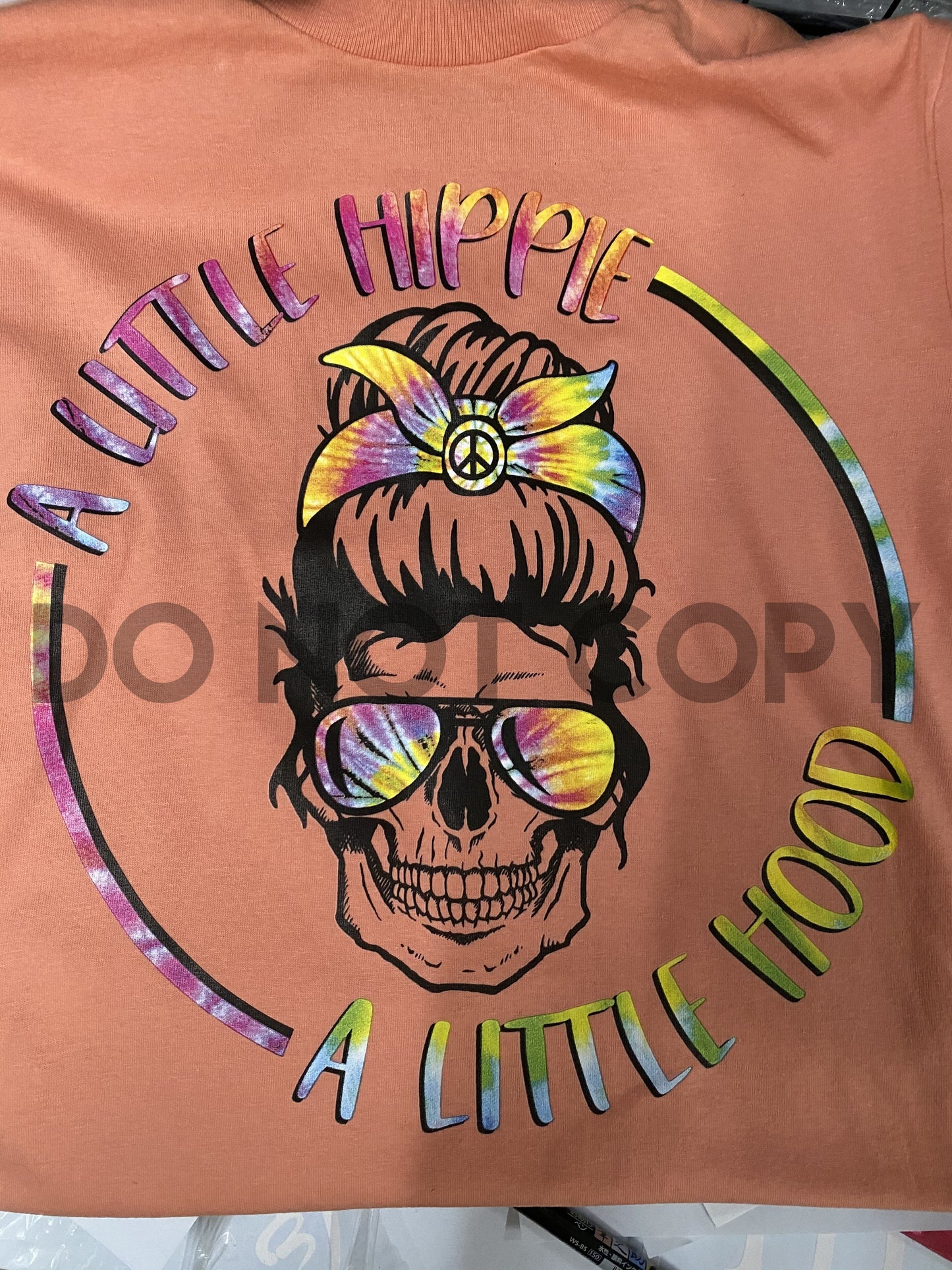 Un pequeño hippie, una pequeña capucha, gafas de sol con efecto tie-dye, Calavera, ALTO CALOR, Transferencia de serigrafía a todo color 