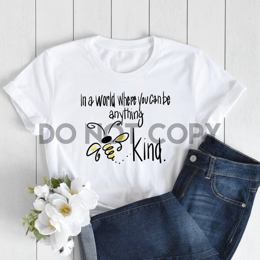 En un mundo donde puedes ser cualquier cosa Impresión por sublimación Bee Kind