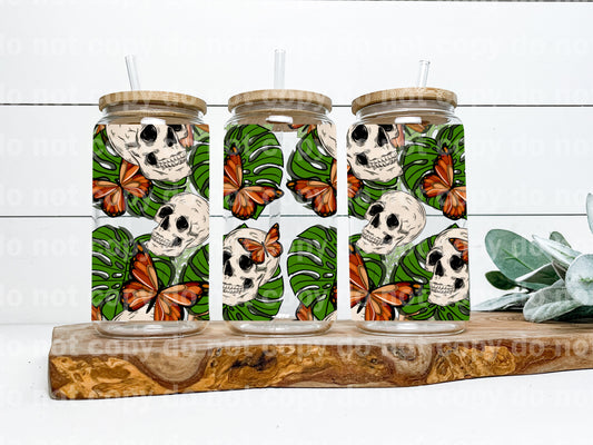 Envoltura de taza de 16 oz con calavera, mariposas y hojas de Skellie