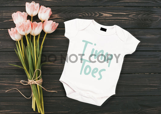 Tiny Toes Teal Lettering Impresión por sublimación